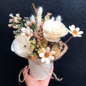 Arreglo Flores Secas y Preservadas en Lata Beige